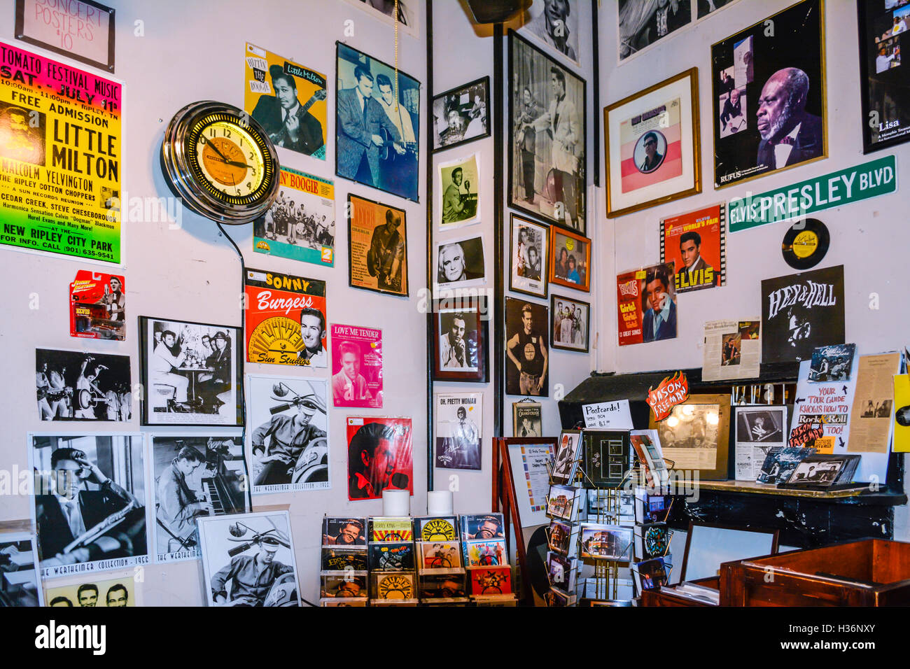 Erinnerungsstücke feiern Alben, Fotos & Poster der musikalischen Künstler an der Wand im Inneren des berühmten Sun Record Studio in Memphis, TN ausgestellt Stockfoto