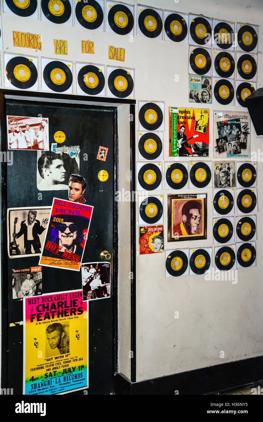 Eine Wand und Tür abgedeckt in 45 u/min Aufzeichnungen mit Flyern und Postern auf dem Display in Sun Record Studios in Memphis TN Stockfoto Eine Wand und Tür abgedeckt in 45 u/min Aufzeichnungen mit Flyern und Postern auf dem Display in Sun Record Studios in Memphis TN Stockfoto