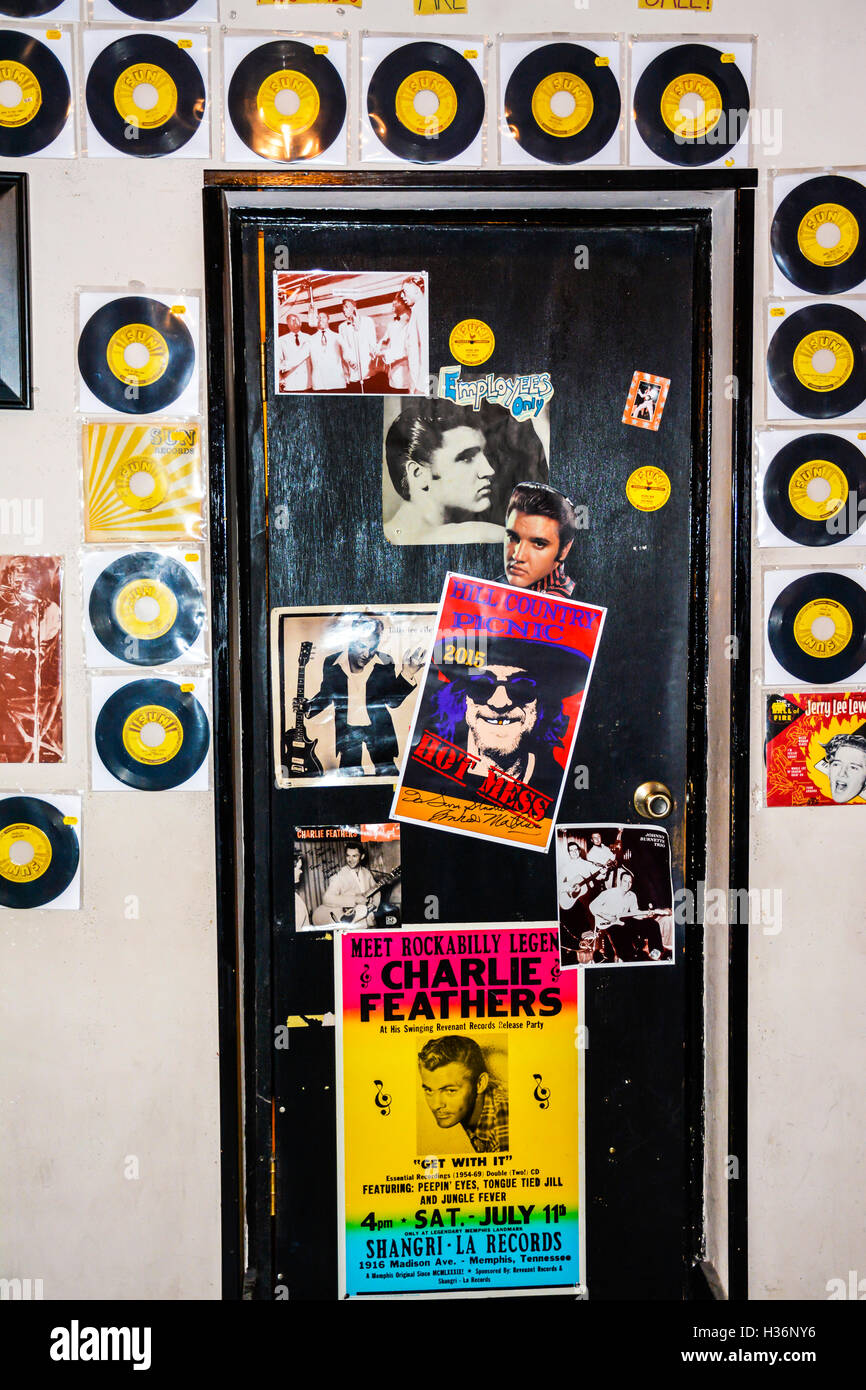 Eine Wand und Tür abgedeckt in 45 u/min Aufzeichnungen mit Flyern und Postern auf dem Display in Sun Record Studios in Memphis TN Stockfoto