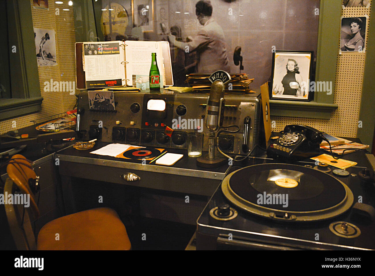 Ein „Frozen in Time“-Blick in Sam Phillips' Vintage-Aufnahmestab mit Equipment, Plattenspielern und Fotos im Sun Records Studio in Memphis, TN, USA Stockfoto