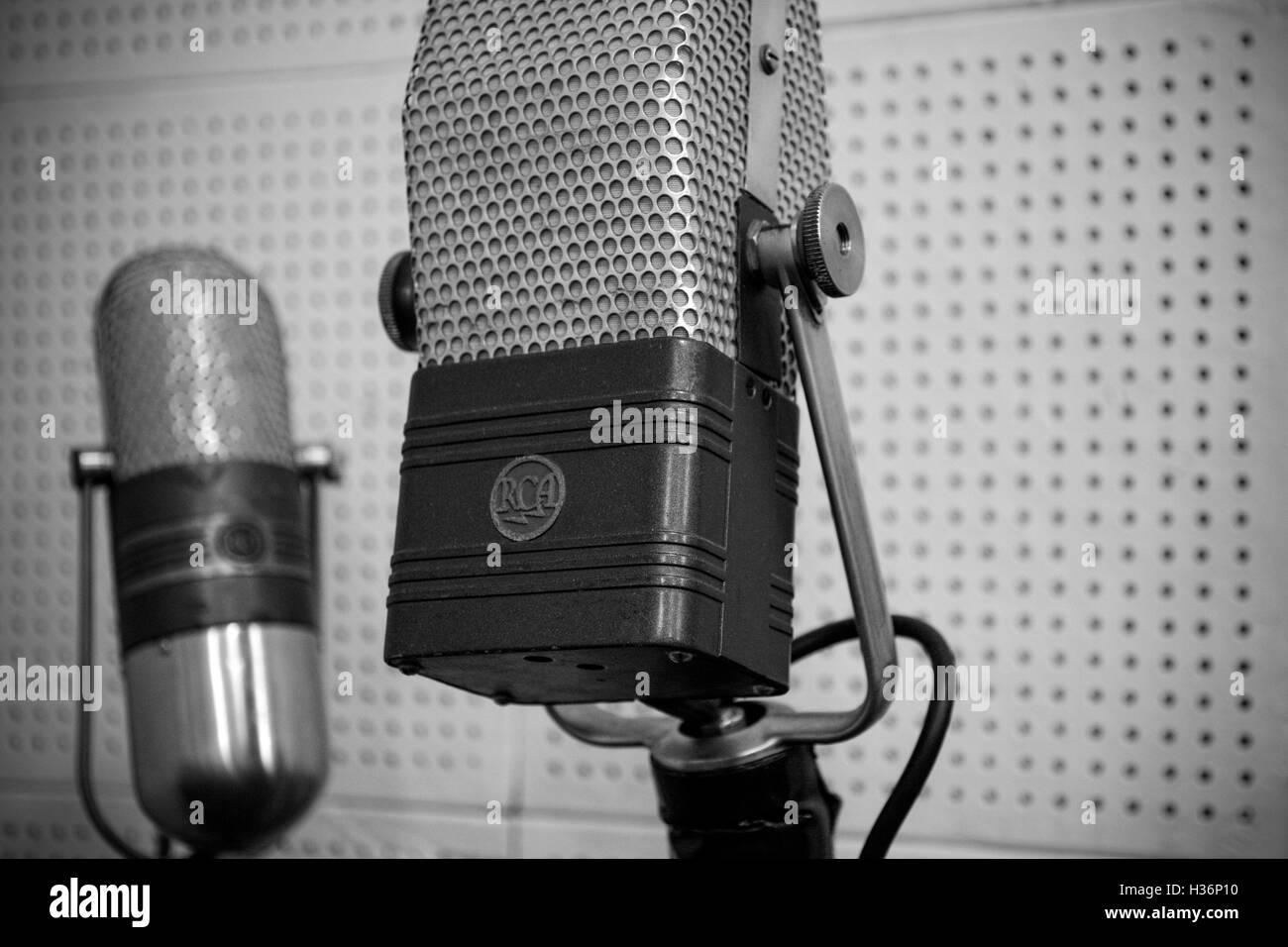 Jahrgang, Original Mikrofone verwendet durch Elvis Presley & Johnny Cash & andere im Aufnahmeraum von Sun Studio in Memphis, TN Stockfoto Jahrgang, Original Mikrofone verwendet durch Elvis Presley & Johnny Cash & andere im Aufnahmeraum von Sun Studio in Memphis, TN Stockfoto