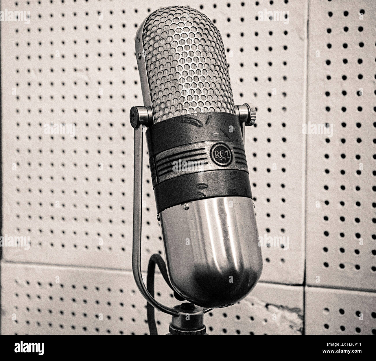 Jahrgang, Original Mikrofone verwendet durch Elvis Presley & Johnny Cash & andere im Aufnahmeraum von Sun Studio in Memphis, TN Stockfoto Jahrgang, Original Mikrofone verwendet durch Elvis Presley & Johnny Cash & andere im Aufnahmeraum von Sun Studio in Memphis, TN Stockfoto