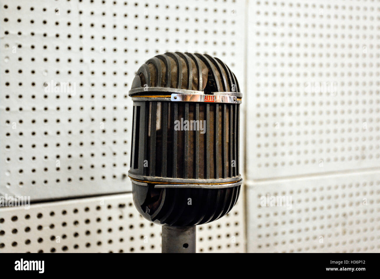 Jahrgang, Original Mikrofone verwendet durch Elvis Presley & Johnny Cash & andere im Aufnahmeraum von Sun Studio in Memphis, TN Stockfoto Jahrgang, Original Mikrofone verwendet durch Elvis Presley & Johnny Cash & andere im Aufnahmeraum von Sun Studio in Memphis, TN Stockfoto