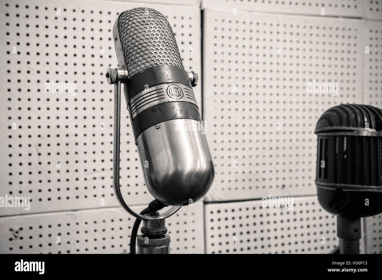 Jahrgang, Original Mikrofone verwendet durch Elvis Presley & Johnny Cash & andere im Aufnahmeraum von Sun Studio in Memphis, TN Stockfoto Jahrgang, Original Mikrofone verwendet durch Elvis Presley & Johnny Cash & andere im Aufnahmeraum von Sun Studio in Memphis, TN Stockfoto