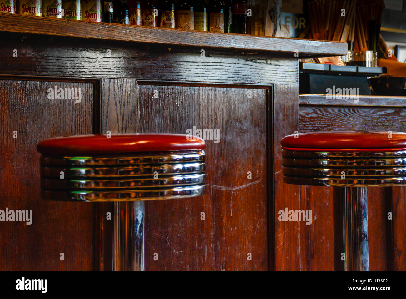 Inneren retro Barhocker Chrom und rotem Leder gegen Vintage Holz Bar-Bereich Stockfoto