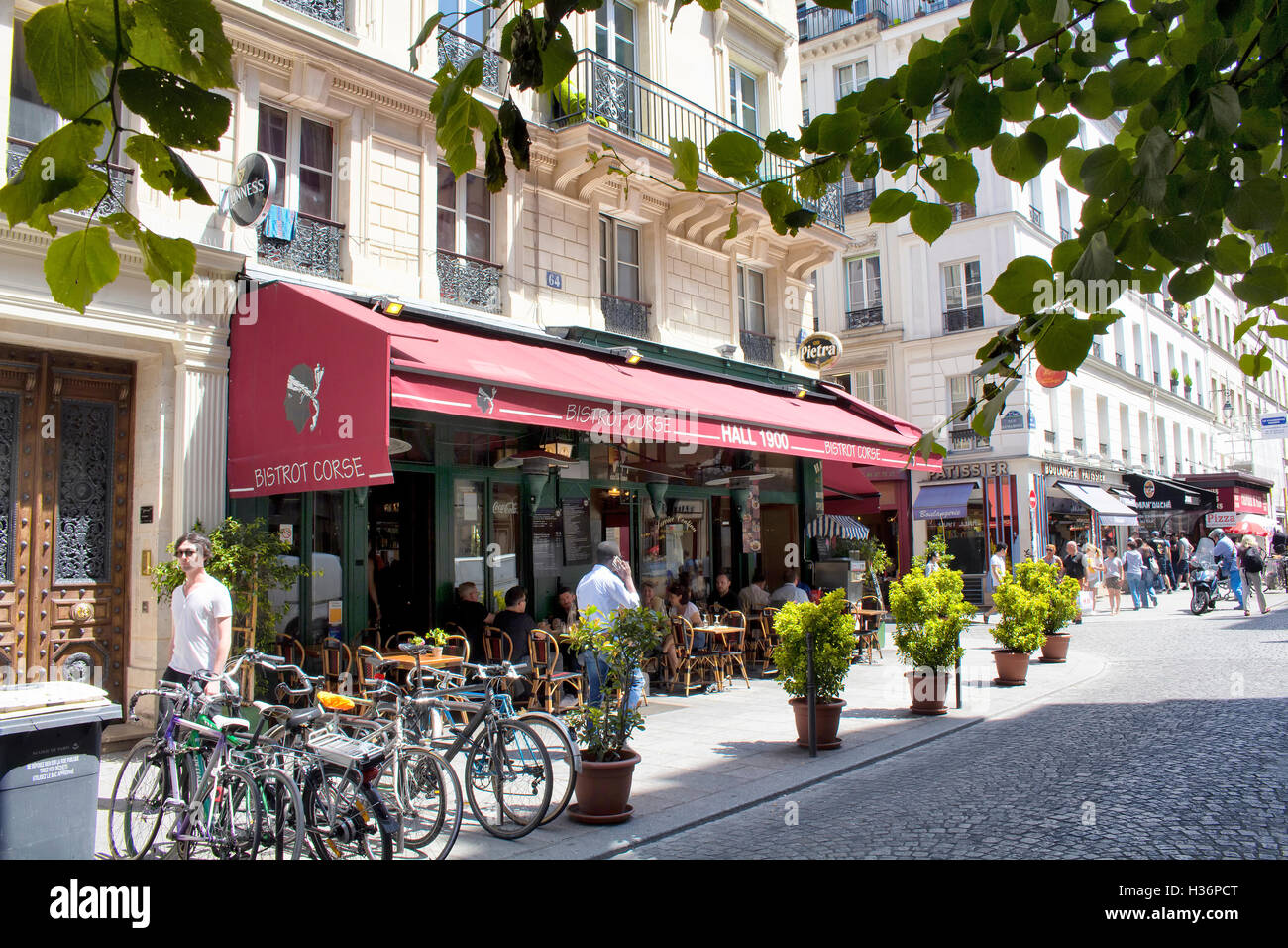 Menschen vergeht, ein Bistro, wo Menschen in der Nähe von Centre Pompidou Museum zu Mittag essen. Fahrräder parken vor dem Restaurant. Stockfoto