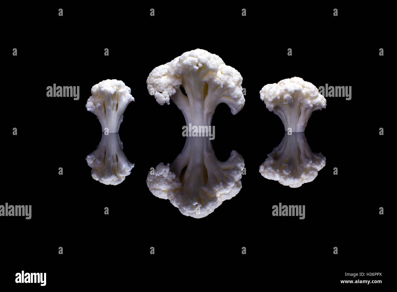 Drei Blumenkohl auf einem glänzenden schwarzen Hintergrund Stockfoto