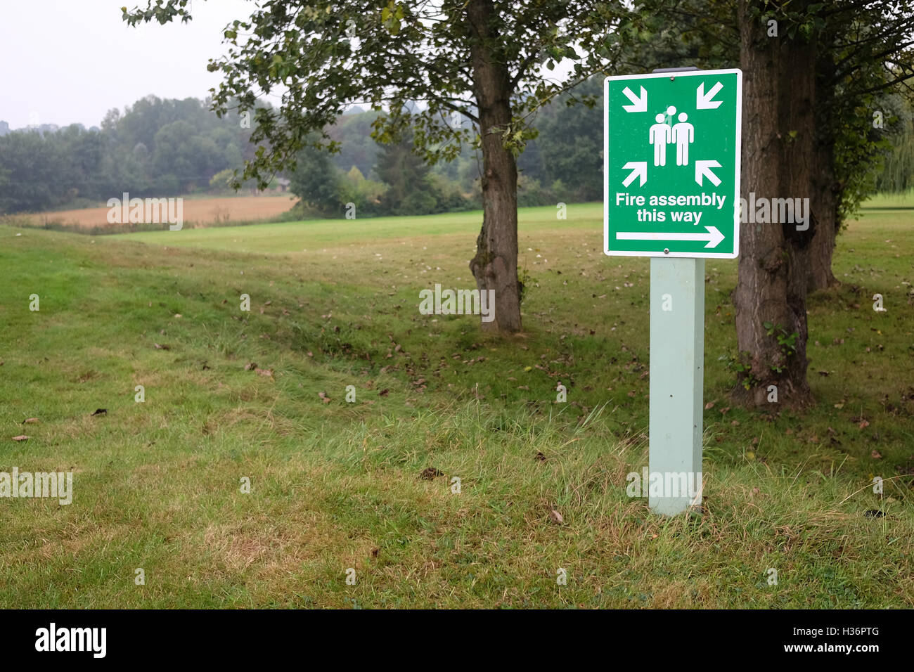 19. September 2016 - Feuer Versammlung Punkt Zeichen auf dem Gelände eines großen ländlichen Grafschaft Hotels Stockfoto