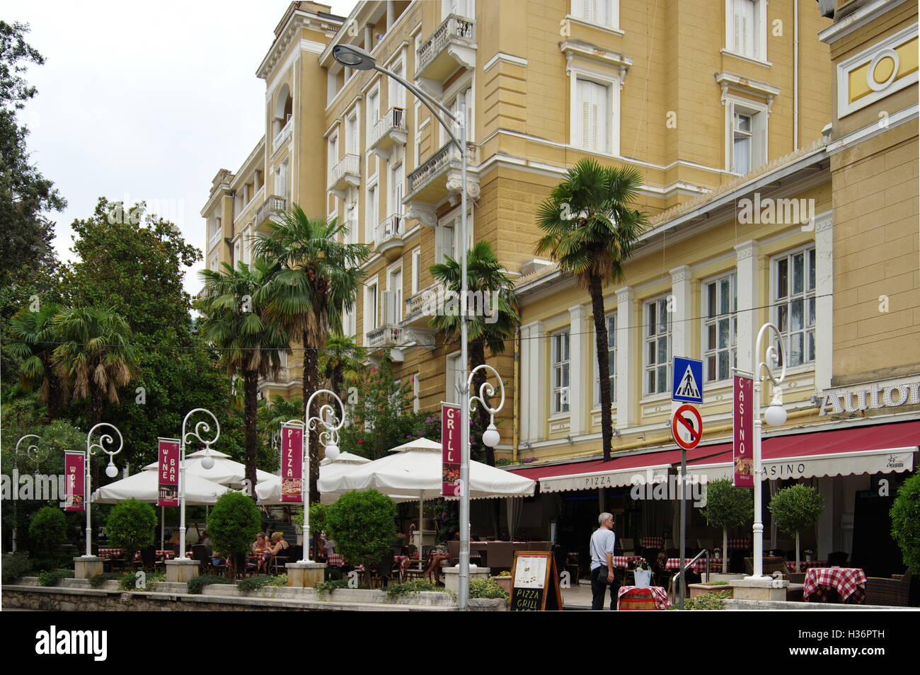 Opatija, Kroatien, 15. September 2016: Hauptstraße. Die Stadt auf der Halbinsel Istrien, befindet sich im Golf von Kvarner. Stockfoto