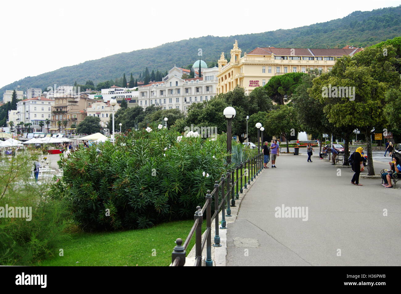 Opatija, Kroatien, 15. September 2016: Hauptstraße. Die Stadt auf der Halbinsel Istrien, befindet sich im Golf von Kvarner. Stockfoto