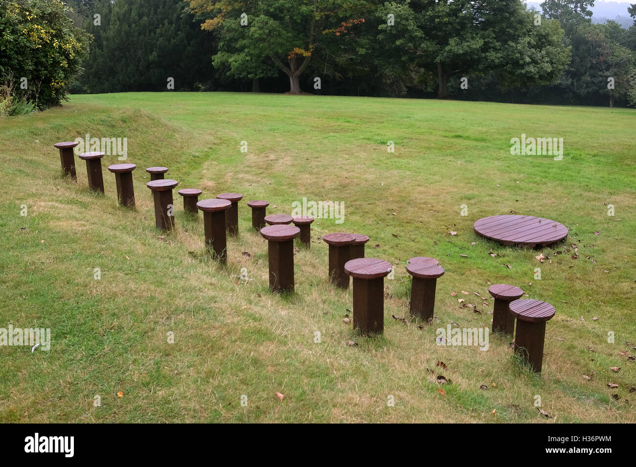 19. September 2016, kleine winzige Freilichtbühne und Log Sitze. Stockfoto