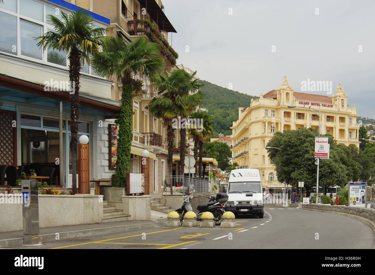 Opatija, Kroatien, 15. September 2016: Hauptstraße. Die Stadt auf der Halbinsel Istrien, befindet sich im Golf von Kvarner. Stockfoto