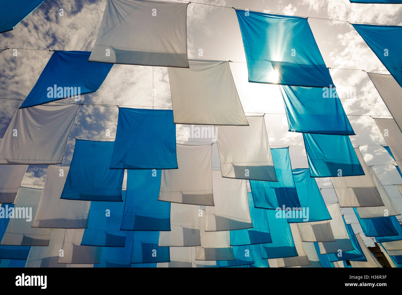Blaue und weiße Fahnen gegen Sonne im Himmel. Stockfoto Blaue und weiße Fahnen gegen Sonne im Himmel. Stockfoto