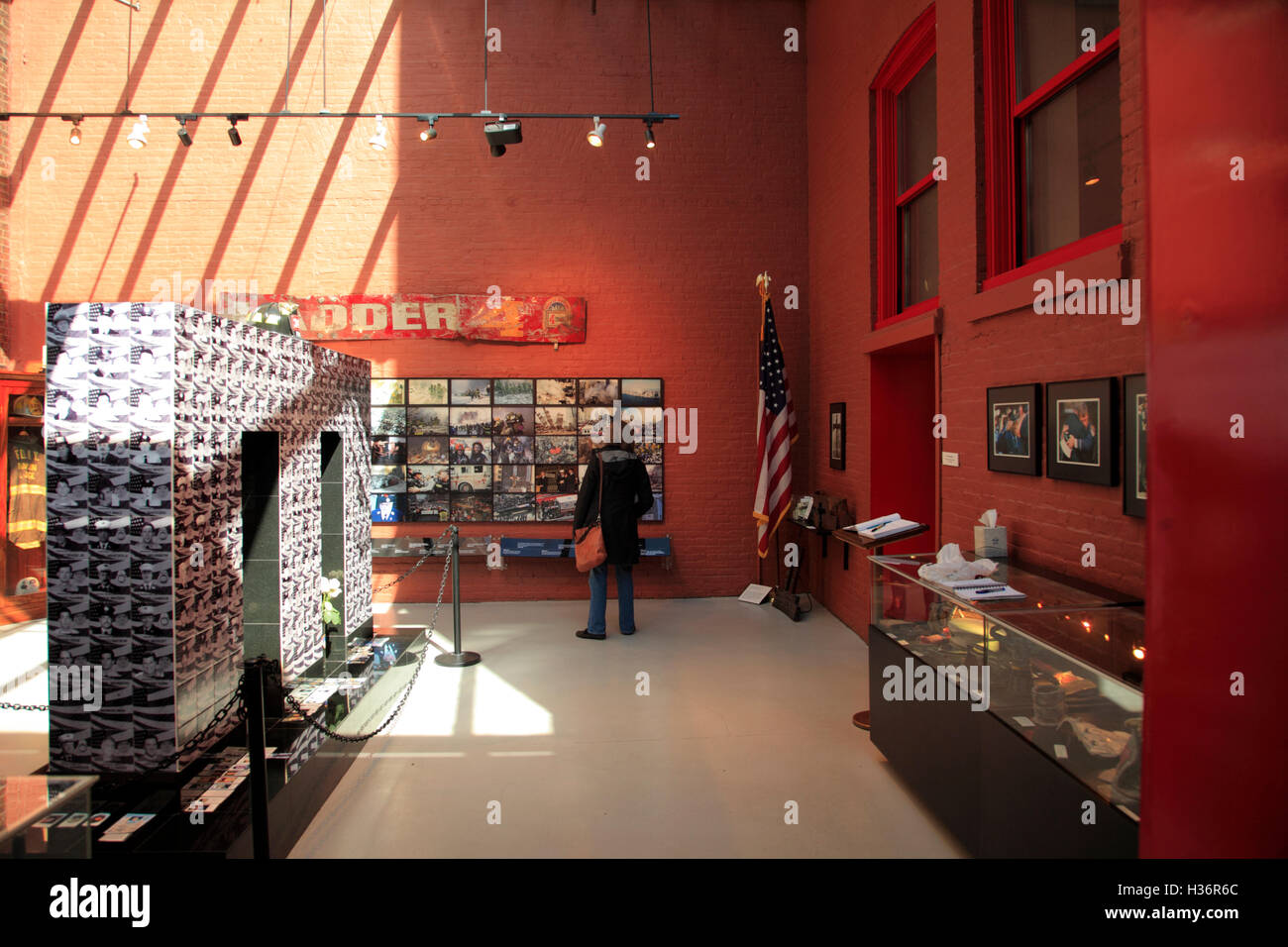 Die Gedenkstätte für FDNY Feuerwehrmann starb in 9/11 Angriff auf das World Trade Center in New York City Fire Museum New York City New York, USA Stockfoto