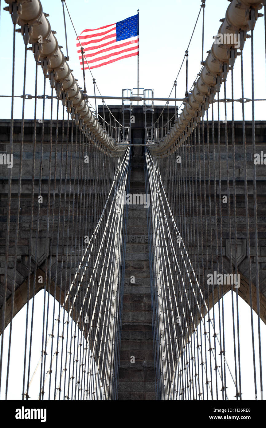 UNS auf Neo-gotischen Turm der Brooklyn Bridge mit Aussetzung Stahl Kabel im Vordergrund. New York City, USA Stockfoto