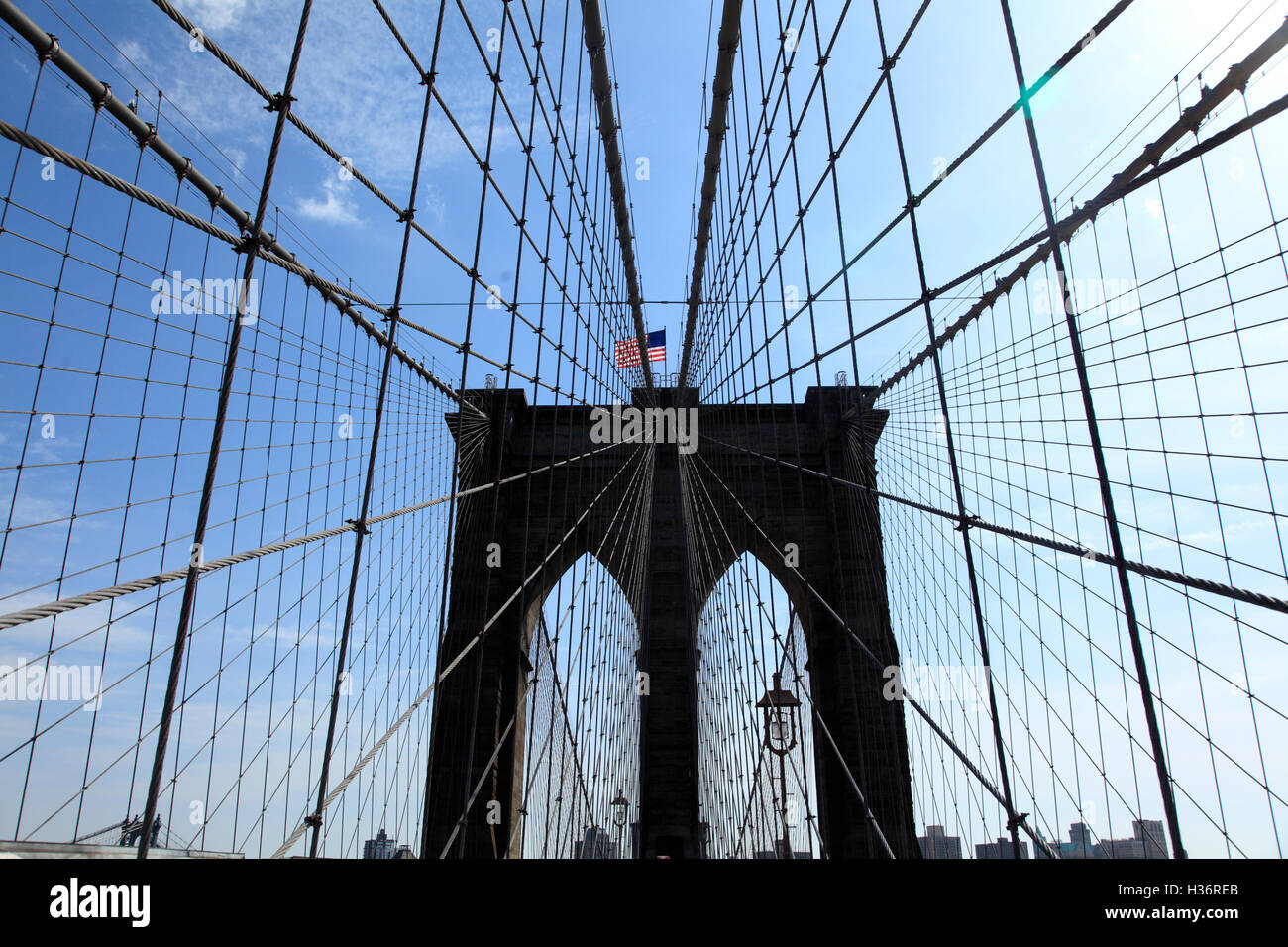 Stahl von Tragseile der Brooklyn Bridge mit der Neo-gotischen Brücke Turm in den Hintergrund. New York City, USA Stockfoto
