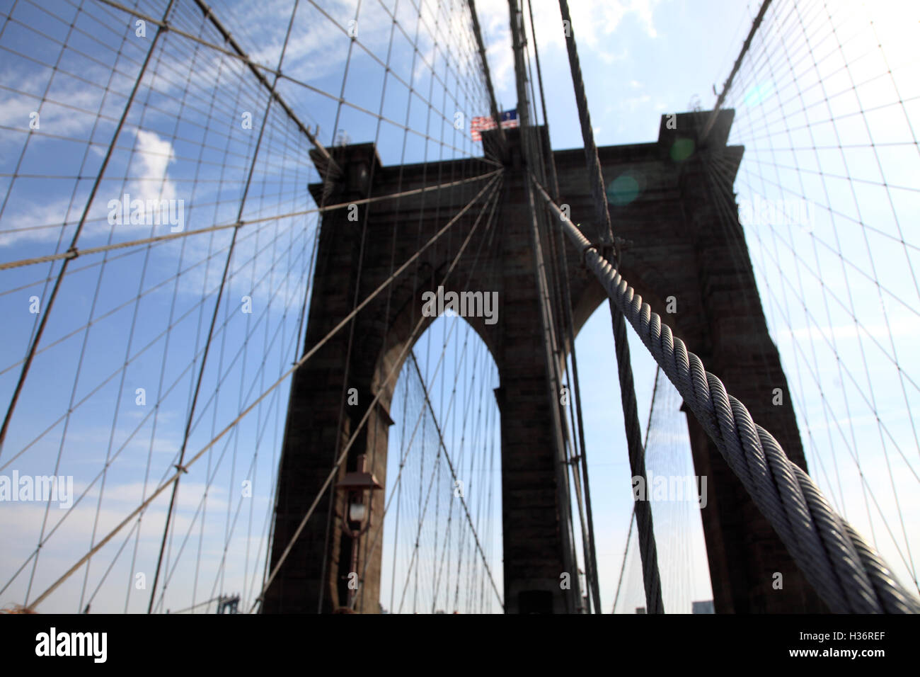 Stahl von Tragseile der Brooklyn Bridge mit der Neo-gotischen Brücke Turm in den Hintergrund. New York City, USA Stockfoto