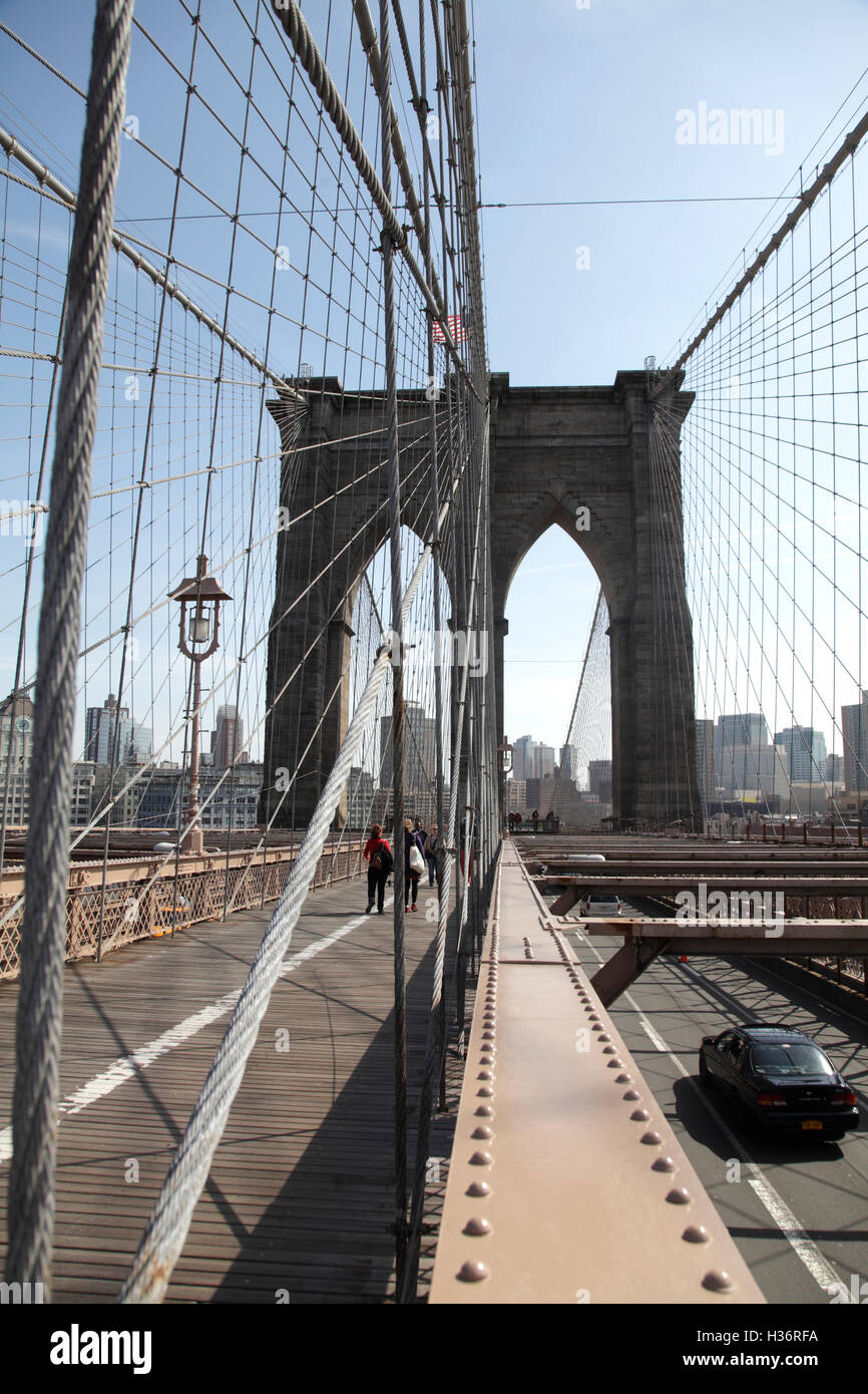 Ein weblike Muster von Stahl Tragseile der Brooklyn Bridge mit Neo-gotischen Brückenturm im Hintergrund. New York City, USA Stockfoto