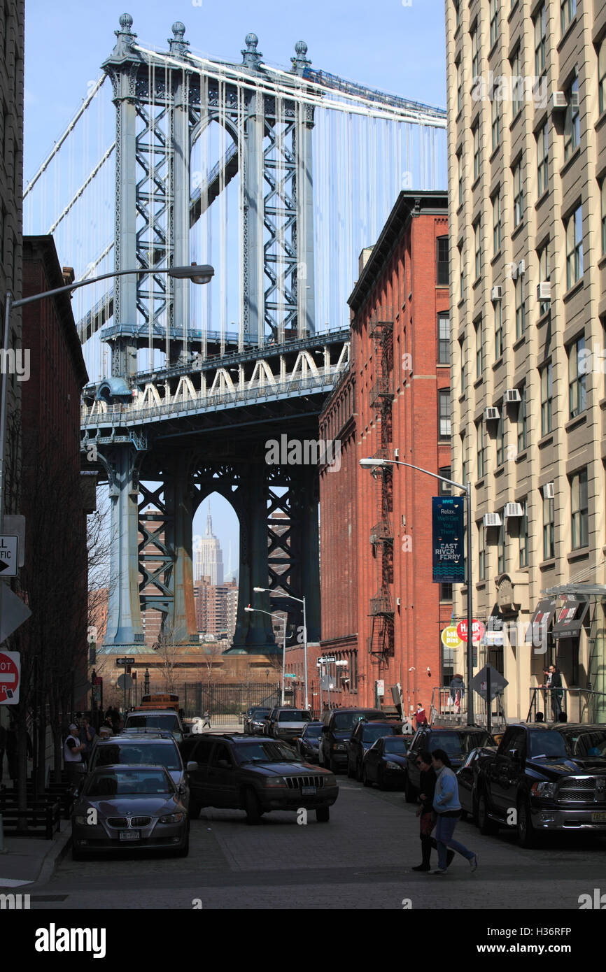 Ferienwohnungen in DUMBO Brooklyn mit Manhattan Bridge im Hintergrund. Brooklyn.New York.USA Stockfoto