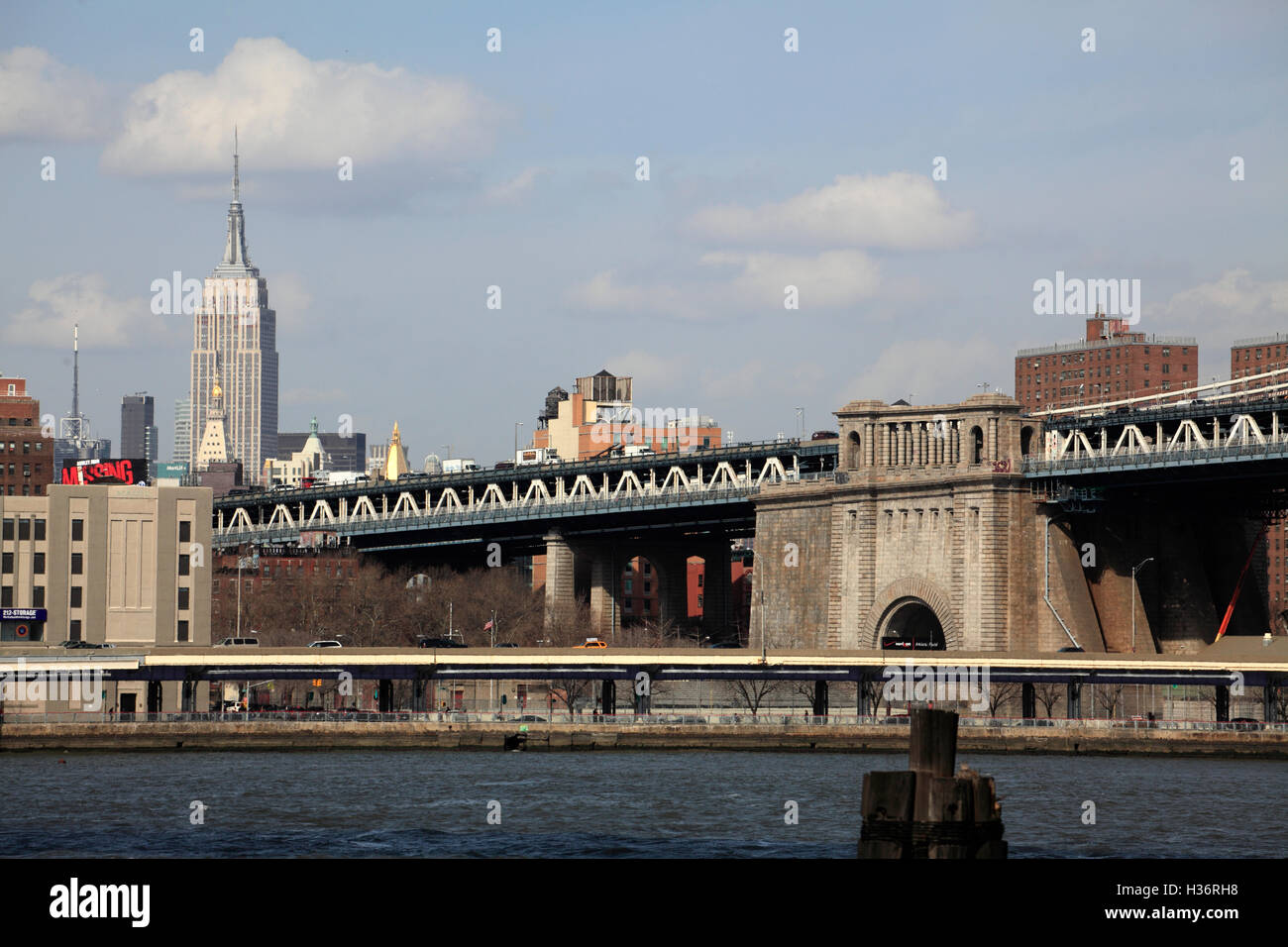 Die Aussicht auf Manhattan Bridge mit Empire State Building in den Rücken aus Brooklyn Bridge Park.Brooklyn.New York City.USA Stockfoto