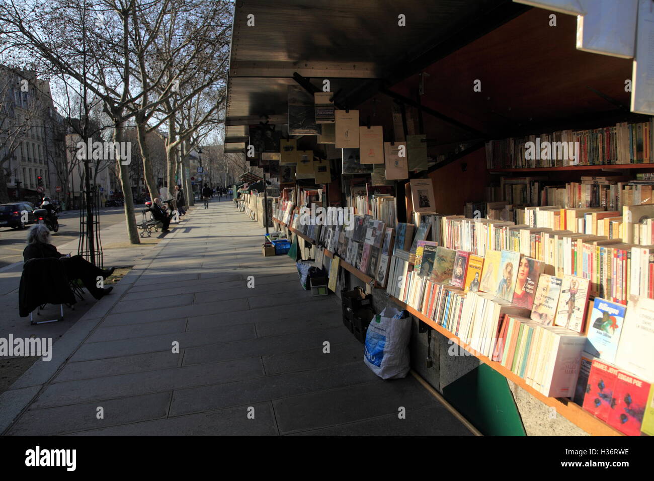 Antike und gebrauchte Bücher zum Verkauf entlang des Ufers des Flusses Seine. Paris. Frankreich Stockfoto