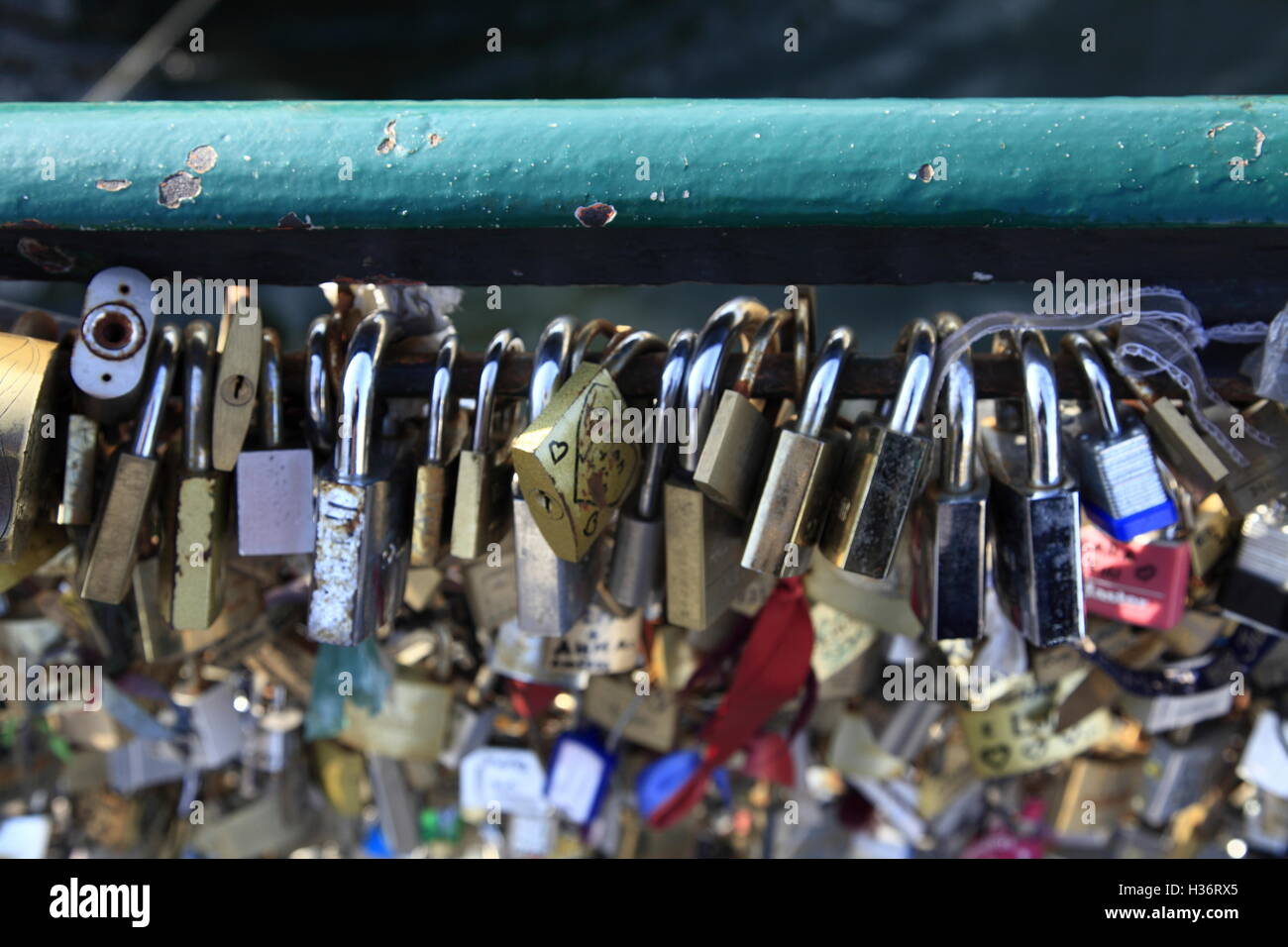 Liebesschlösser angebracht, um das Geländer Zaun von Pont de l'Archeveche (Brücke des Erzbischofs). Paris. Frankreich Stockfoto