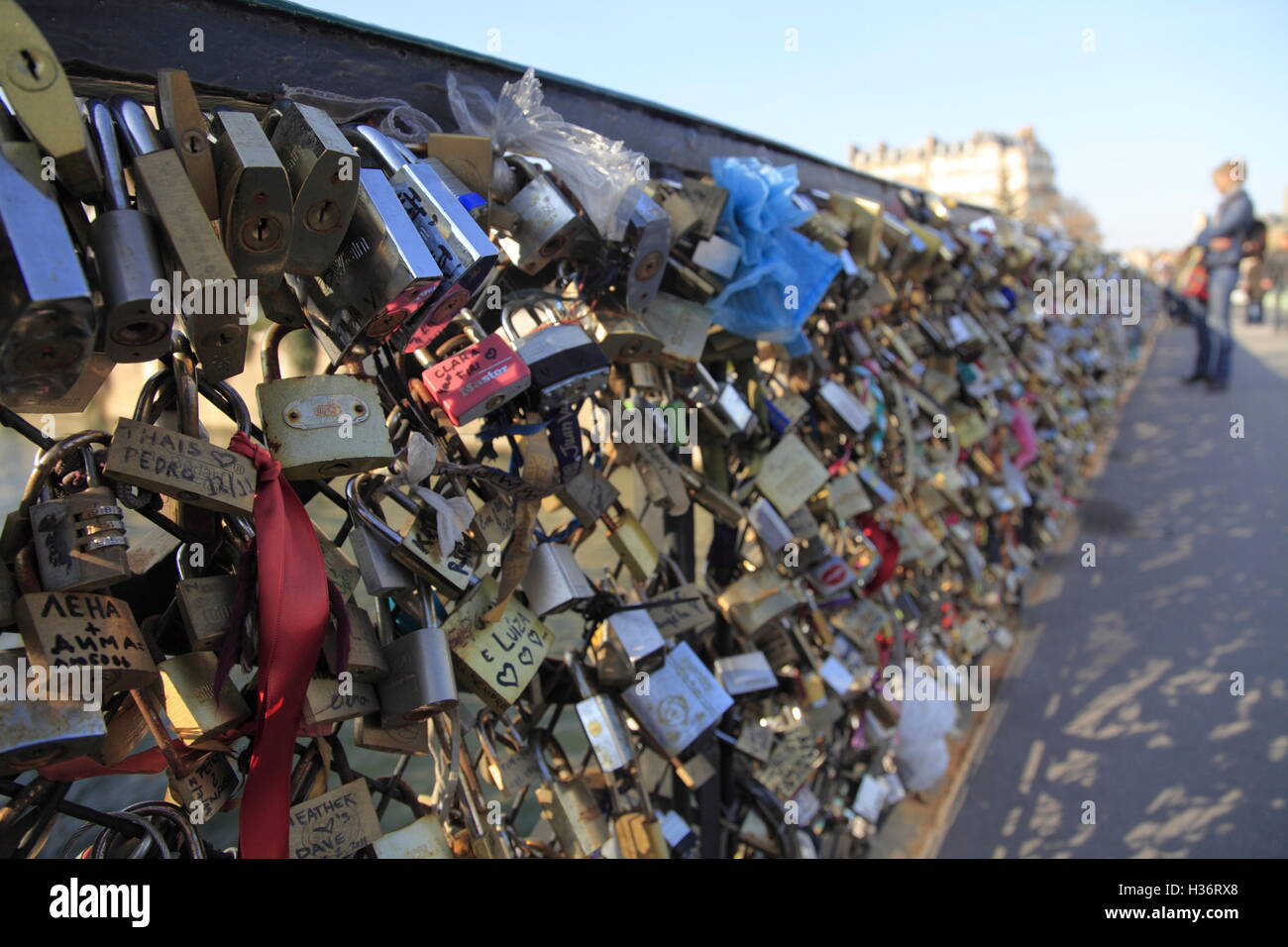 Liebesschlösser angebracht, um das Geländer Zaun von Pont de l'Archeveche (Brücke des Erzbischofs). Paris. Frankreich Stockfoto