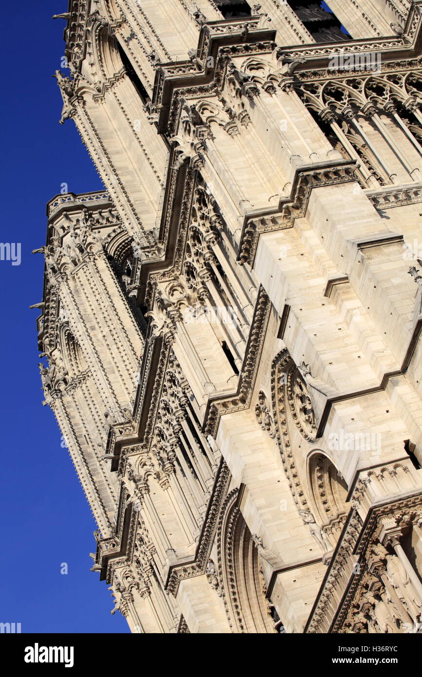 Ein Blick auf die Kirchtürme der Notre Dame Kathedrale zugemacht. Paris.France Stockfoto