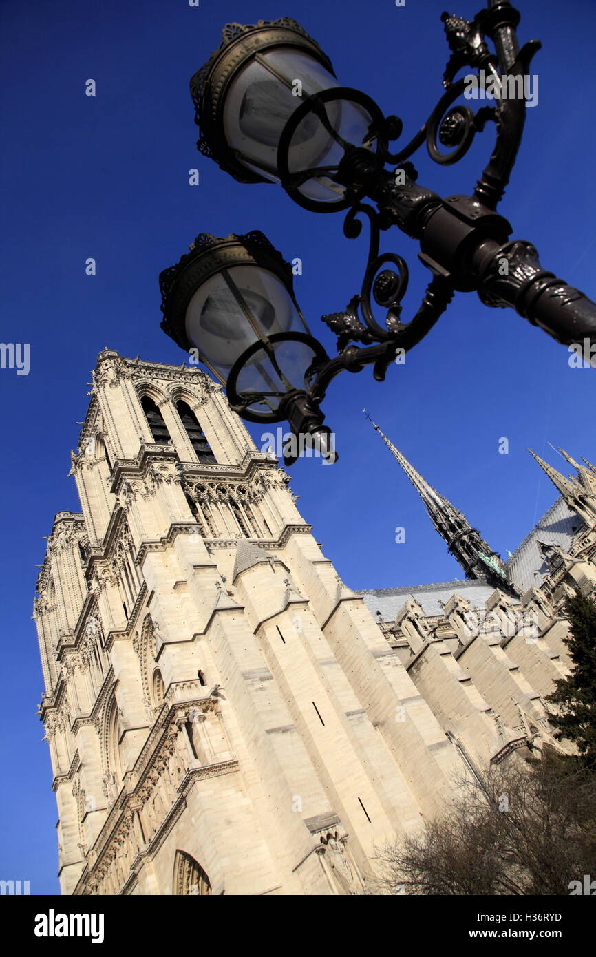 Ein Laternenpfahl mit Glockentürme der Notre Dame Cathedral.Paris.France Stockfoto