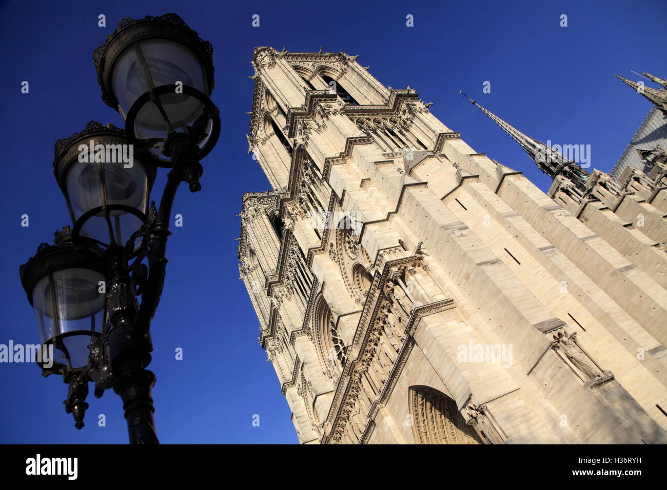 Ein Laternenpfahl mit Glockentürme der Notre Dame Cathedral.Paris.France Stockfoto