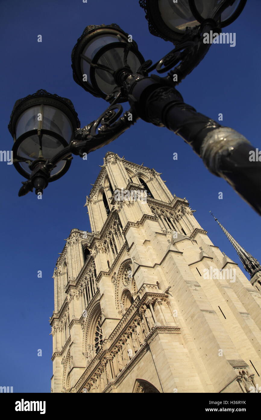 Ein Laternenpfahl mit Glockentürme der Notre Dame Cathedral.Paris.France Stockfoto