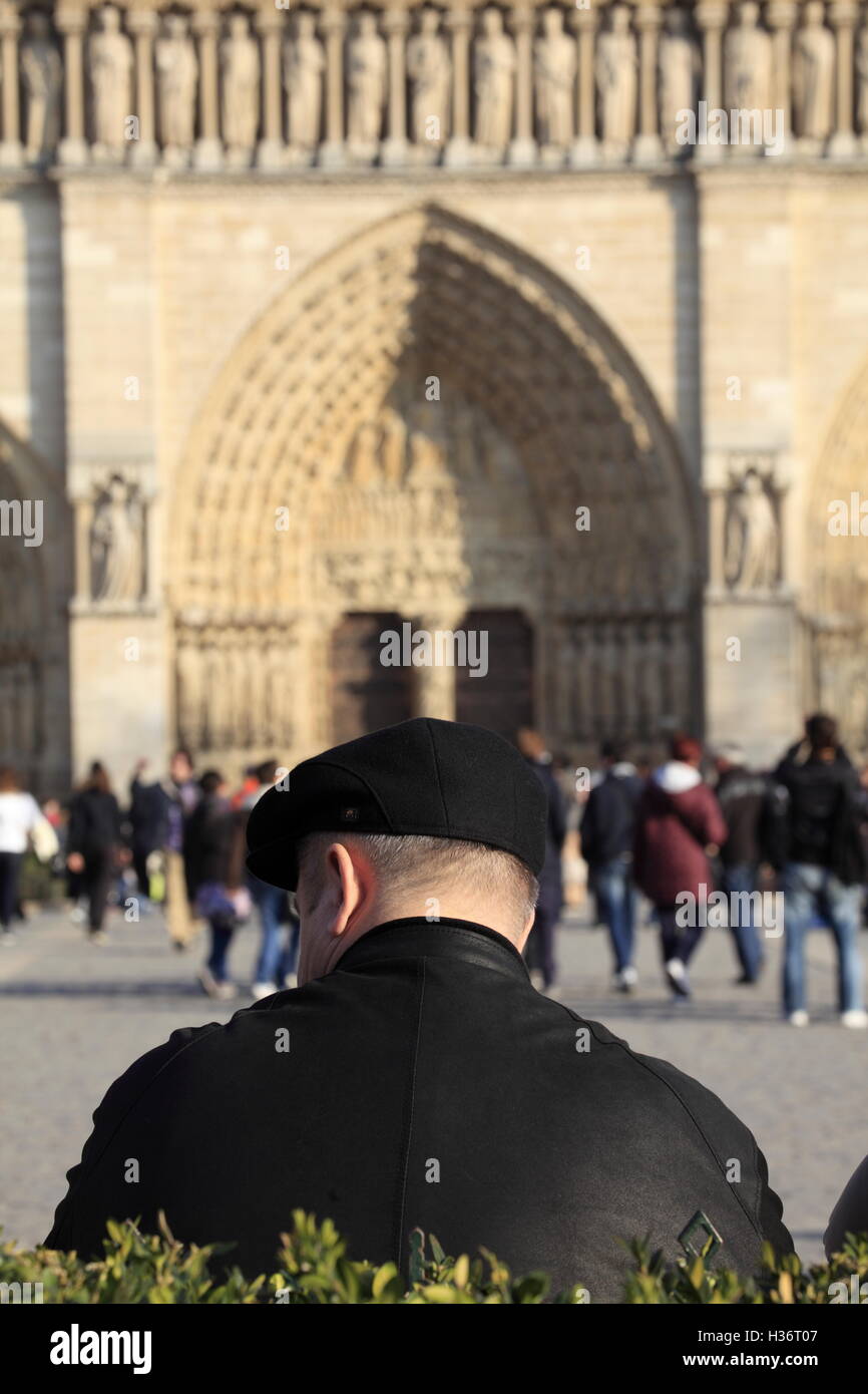 Mann eine Pause an der Place du Parvis Notre Dame Platz mit der Kathedrale Notre-Dame im Hintergrund. Paris.France Stockfoto