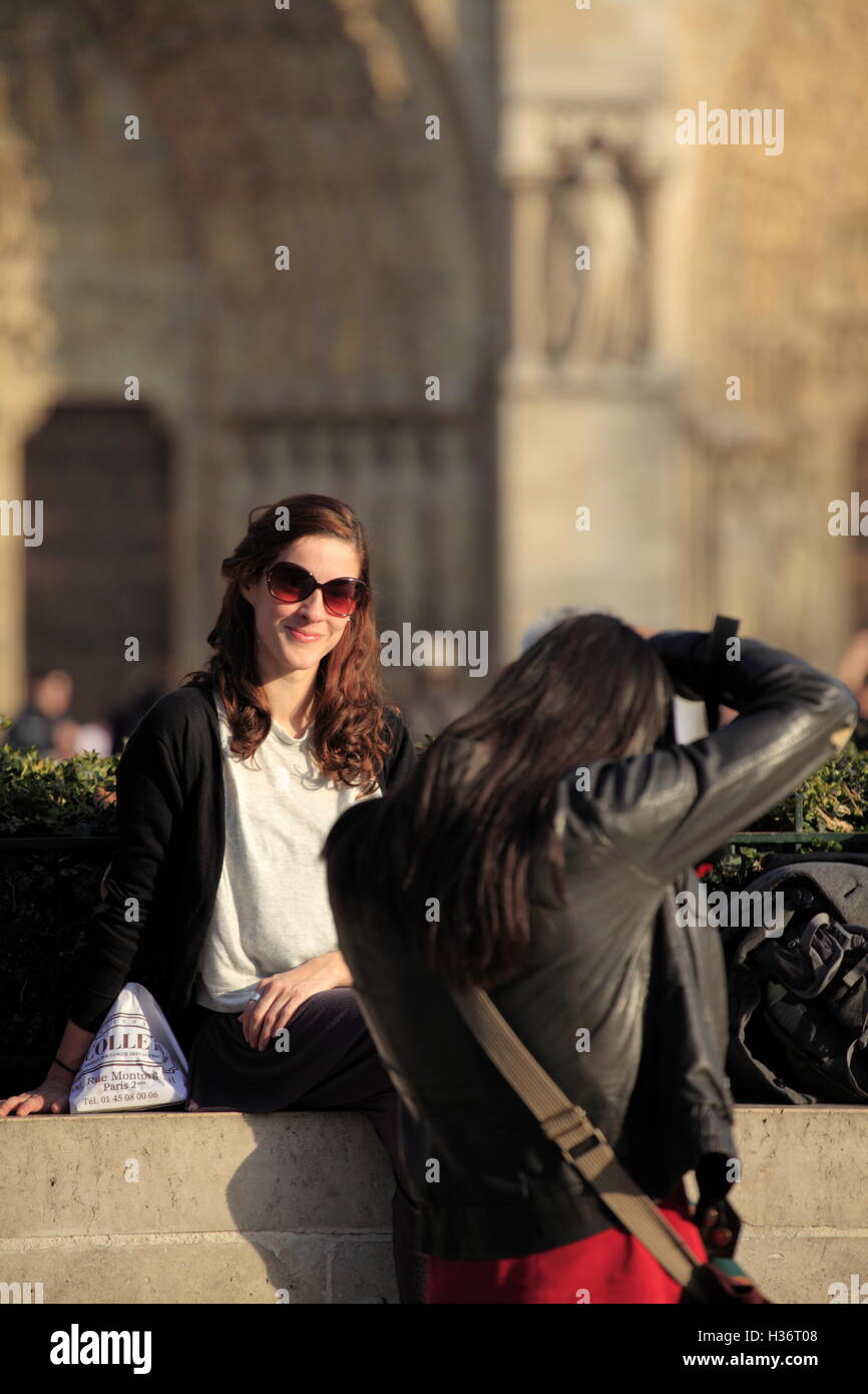 Eine Frau, die ihr Foto in Place du Parvis Notre-Dame Quadrat mit Kathedrale Notre-Dame im Hintergrund. Paris.France Stockfoto