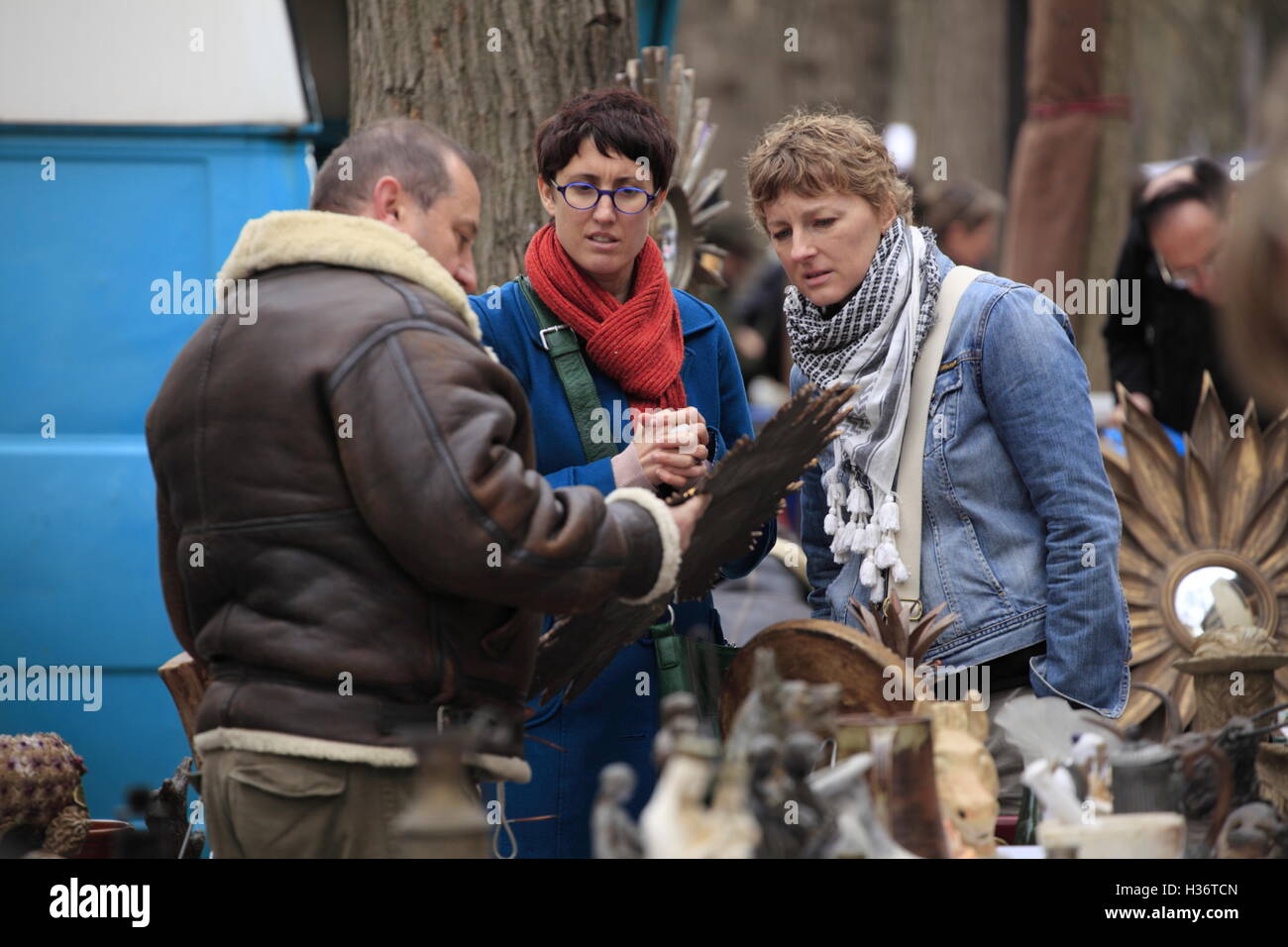 Antiquitäten und zweiten waren für den Verkauf in Porte de Vanves Flohmarkt. Paris. Frankreich Stockfoto
