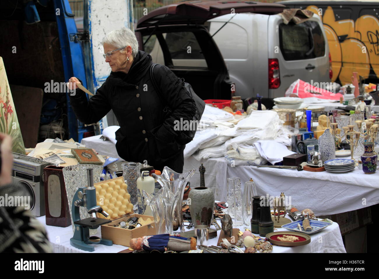 Antiquitäten und zweiten waren für den Verkauf in Porte de Vanves Flohmarkt. Paris. Frankreich Stockfoto