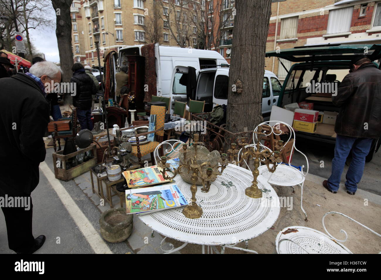 Antiquitäten und zweiten waren für den Verkauf in Porte de Vanves Flohmarkt. Paris. Frankreich Stockfoto