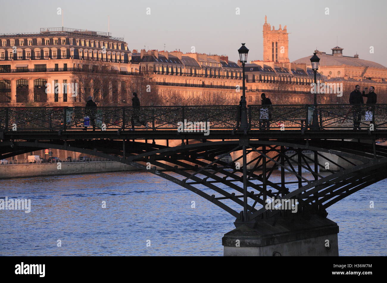 Aussicht auf den Sonnenuntergang der Pont des Arts (Arts Brücke) mit dem Stadtbild von rechten Ufer der Fluss im Hintergrund. Paris.France Stockfoto