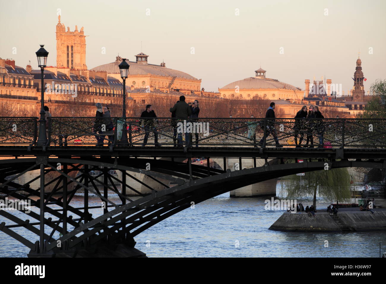 Aussicht auf den Sonnenuntergang der Pont des Arts (Arts Brücke) mit dem Stadtbild von rechten Ufer der Fluss im Hintergrund. Paris.France Stockfoto