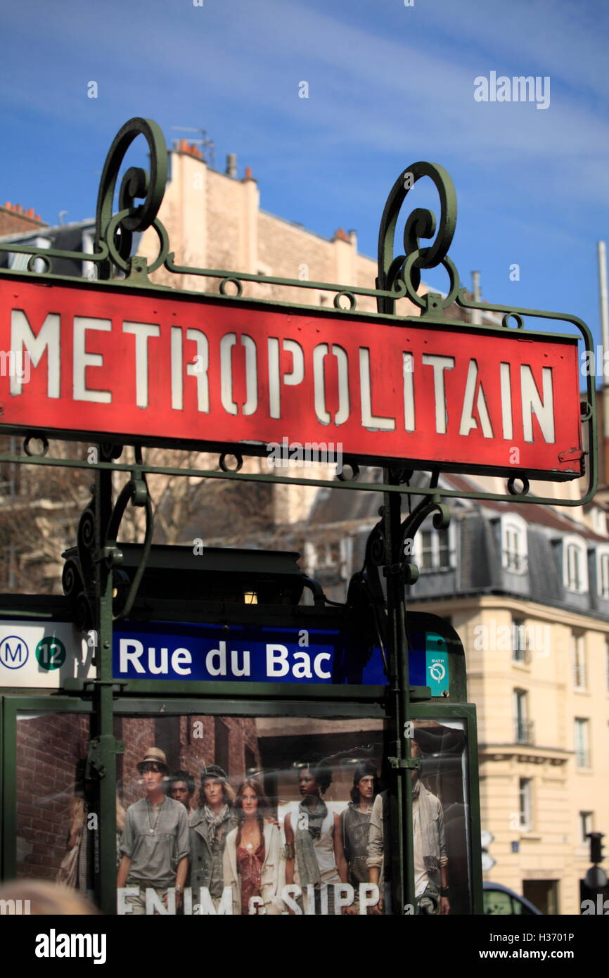 Ein Jugendstil u Schild über der u-Bahn Eingang Rue de Bac.Paris.France Stockfoto