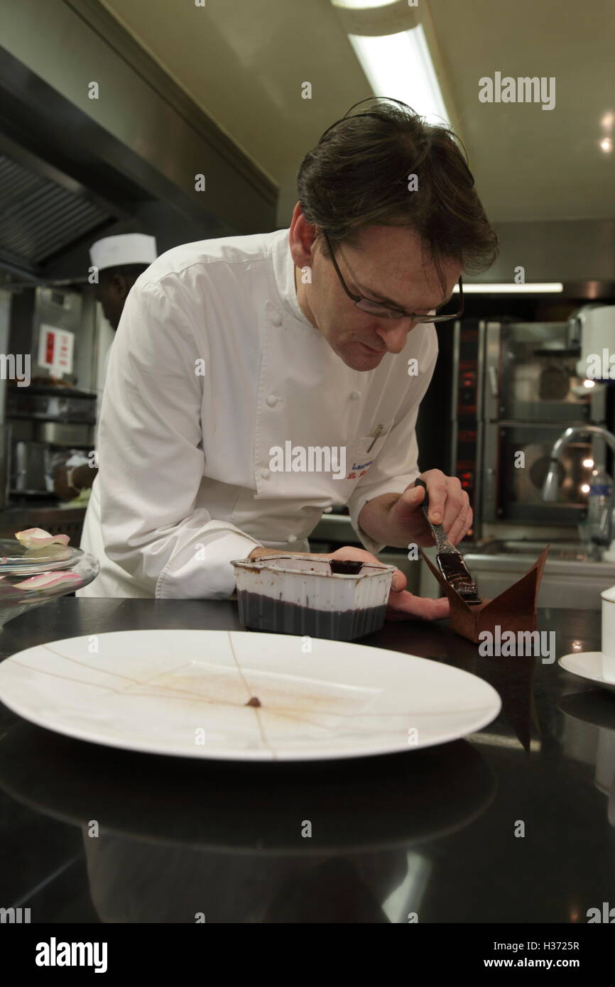 Pastry Chef Laurent Jeannin arbeiten in der Küche von 3 Michelin starrten Restaurant Epicure im Hotel Le Bristol, Paris, Frankreich Stockfoto