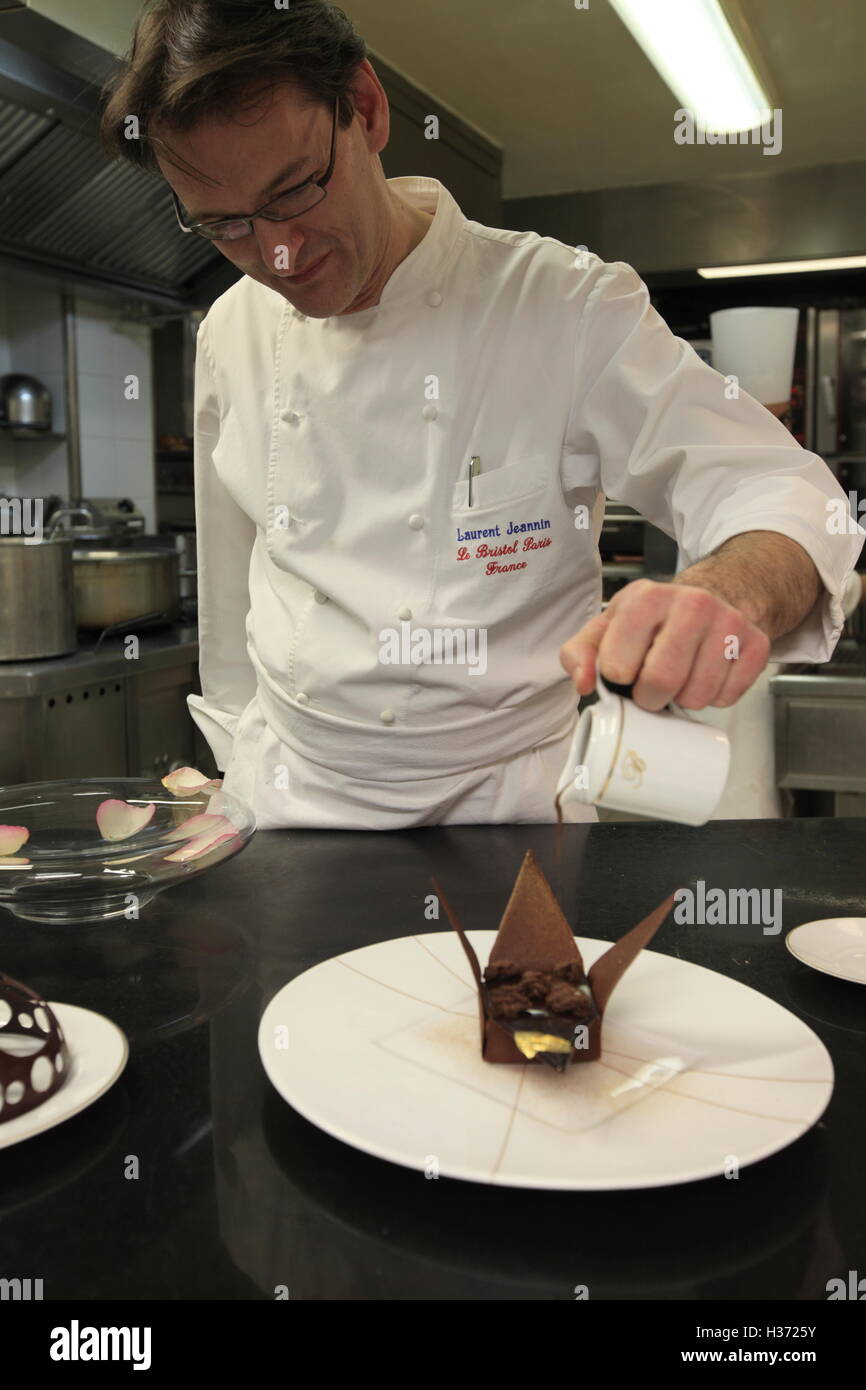 Pastry Chef Laurent Jeannin arbeiten in der Küche von 3 Michelin starrten Restaurant Epicure im Hotel Le Bristol, Paris, Frankreich Stockfoto