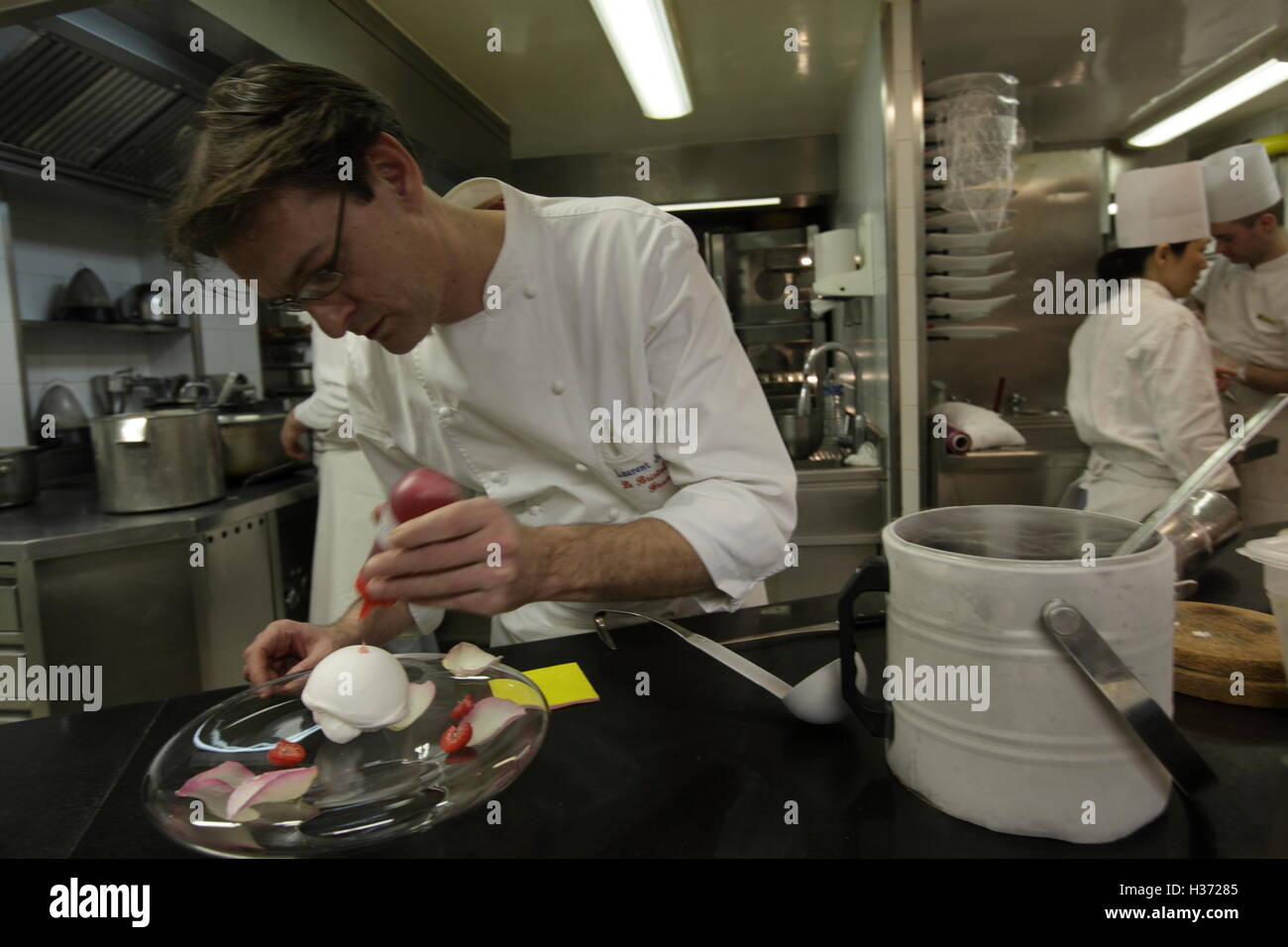 Pastry Chef Laurent Jeannin arbeiten in der Küche von 3 Michelin starrten Restaurant Epicure im Hotel Le Bristol, Paris, Frankreich Stockfoto