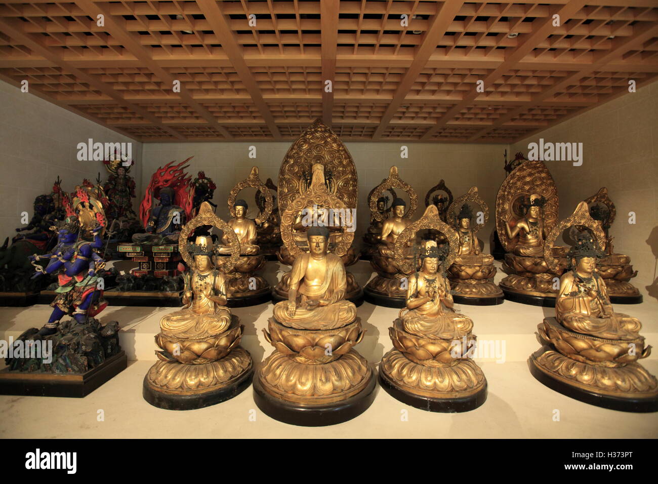 Antike japanische Buddha-Statuen-Anzeige im Galeries du Pantheon Bouddhique des Museum Guimet Paris.France Stockfoto