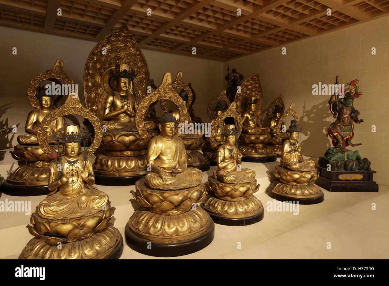 Antike japanische Buddha-Statuen-Anzeige im Galeries du Pantheon Bouddhique des Museum Guimet Paris.France Stockfoto