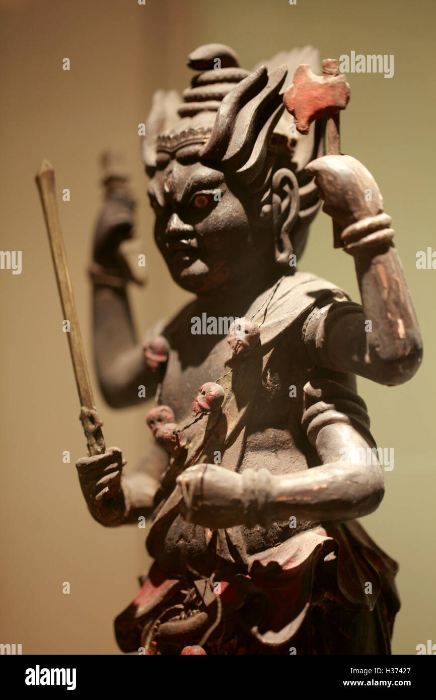 Eine antike Statue eines japanischen Gottheit Displays im Galeries du Pantheon Bouddhique des Museum Guimet Paris.France Stockfoto