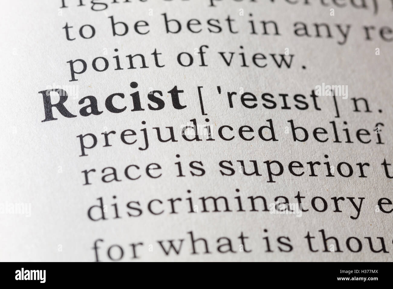 Wörterbuch, Wörterbuch-Definition des Wortes rassistischen Fake. Stockfoto