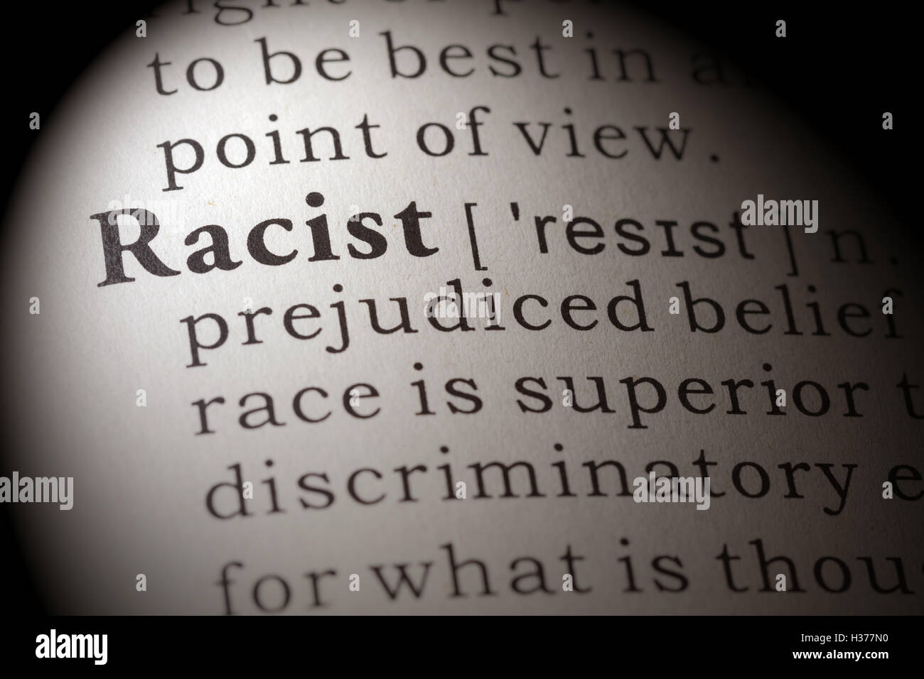 Wörterbuch, Wörterbuch-Definition des Wortes rassistischen Fake. Stockfoto
