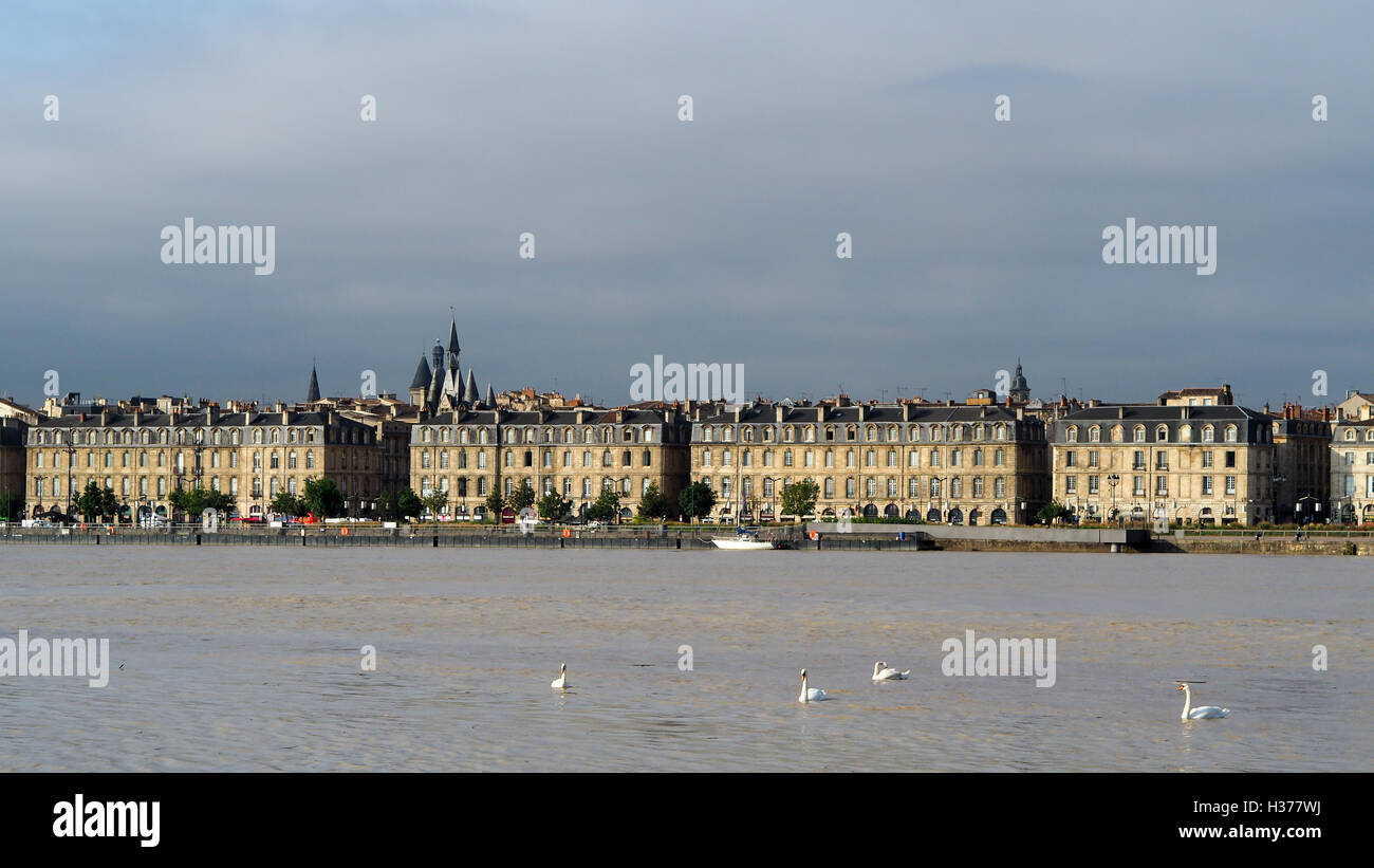 Blick über den Fluss Garonne von Stalingrad Stockfoto