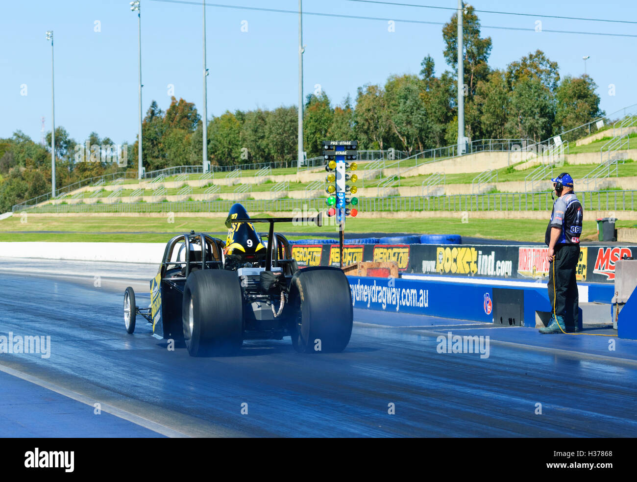 Dragster durchdrehende Räder am grünen Licht beginnen, Sydney Dragway, Eastern Creek, New South Wales, NSW, Australien Stockfoto