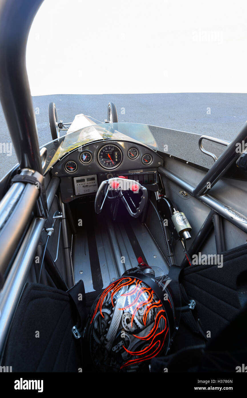 Sitz des Piloten und Helm in einem Dragster, Sydney Dragway, Eastern Creek, New South Wales, NSW, Australien Stockfoto